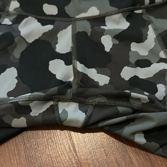 Athleta Lightning Camo 7/8 Tight in Super Sonic Size Medium Leggings - Picture 9 of 15